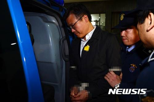 【서울=뉴시스】신태현 기자 = 대통령 연설문 등을 유출한 혐의로 구속된 정호성 전 청와대 제1부속비서관이 22일 오후 서울 서초구 서울중앙지검에서 조사를 마치고 구치소로 이송되고 있다. 2016.11.22. photo@newsis.com