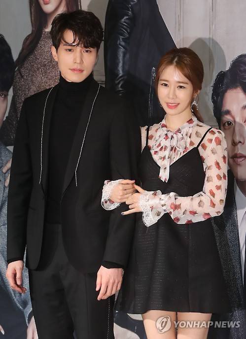 (서울=연합뉴스) 류효림 기자 = 배우 이동욱(왼쪽)과 유인나가 22일 오후 서울 강남구 논현동 파티오나인에서 열린 tvN 10주년 특별기획 드라마 '도깨비' 제작발표회에서 포즈를 취하고 있다. 2016.11.22 ryousanta@yna.co.kr