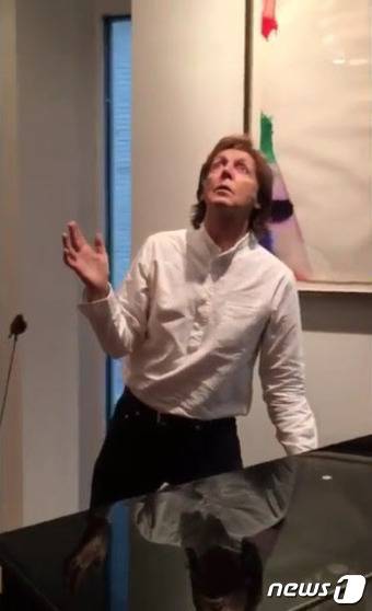 '마네킹 챌린지'를 하고 있는 폴 메카트니. (유튜브 영상 캡처) © News1