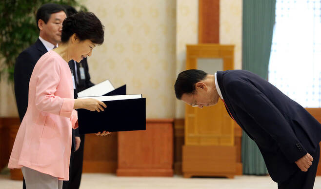 박근혜 대통령이 2013년 8월8일 청와대에서 김기춘 신임 대통령 비서실장에게 임명장을 수여하고 있다. 청와대사진기자단