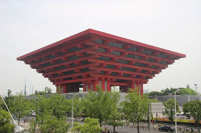 상하이를 대표하는 현대 미술관 중화예술궁. 왕관처럼 보여 `동방의 관`이라는 별칭이 있다.
