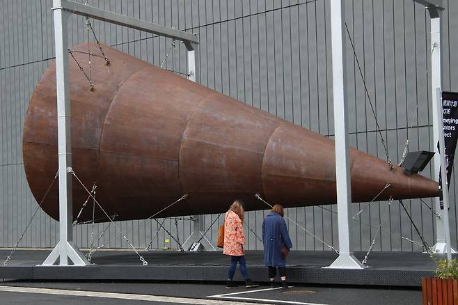 대형 설치 작품이 공장이었던 미술관과 어울린다.