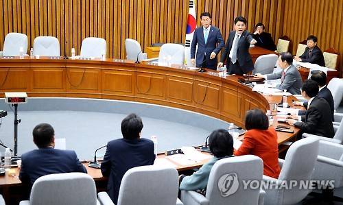 국조특위 여야 의원들 설전 (서울=연합뉴스) 황광모 기자 = 23일 열린 박근혜 정부의 최순실 등 민간인에 의한 국정농단 의혹사건 진상규명을 위한 국정조사특별위원회 2차 전체회의에서 여야 의원들이 증인 채택과 관련해 설전을 벌이고 있다. 국조특위는 이날 위원회 운영일정과 기관보고 출석기관, 서류제출, 청문회, 증인 등을 확정할 계획이다.