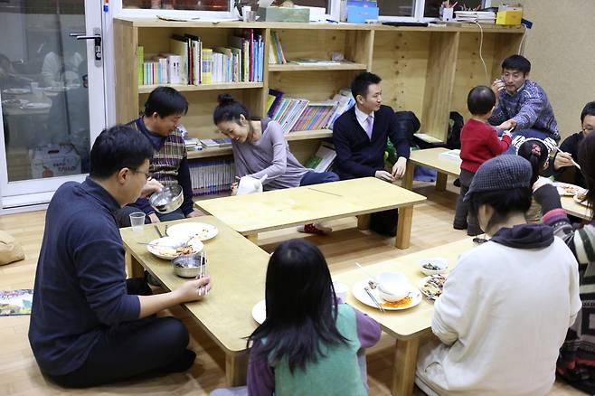 서울 마포구 성미산 자락에 위치한 공동체주택 소행주 1호 공용공간에서의 식사 모습. ‘저녁 해방 모임’으로 각자 음식을 준비해 오기도 하고 돌아가며 준비하기도 해 저녁을 공동으로 해결한다.  ‘소통으로 행복한 주택 만들기’ 제공