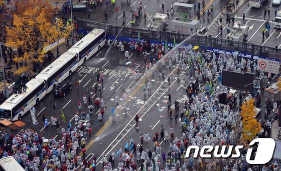 지난해 14일 오후 서울 중구 시청 세종대로에서 열린 민중총궐기대회에서 참가자들이 차벽을 무너뜨리려 하자 경찰이 물대포를 쏘고 있다./뉴스1 © News1 김명섭 기자
