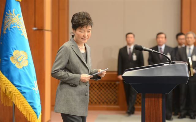 박근혜 대통령이 지난달 29일 청와대 춘추관 대브리핑실에서 제3차 대국민담화를 발표하고 있는 모습.  고영권기자