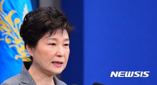 【서울=뉴시스】전진환 기자 = 퇴진 압박을 받고 있는 박근혜 대통령이 29일 오후 춘추관에서 임기단축 등 진퇴와 관련한 모든 것을 국회에 일임한다는 대국민담화를 발표하고 있다. 2016.11.29. amin2@newsis.com