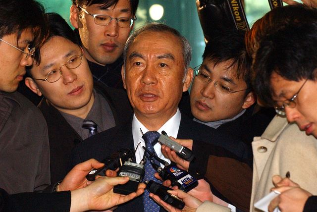손길승 SK 회장이 2004년 1월 8일 서울 서초구 대검찰청에 출두하고 있다. 류효진 기자