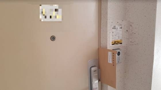 29일 우병우 전 민정수석의 서울 강남구 아파트에 '박근혜·최순실 게이트' 국정조사특별위원회의 증인 출석요구서가 문틈 사이에 꽂혀 있다. /사진=하세린 기자