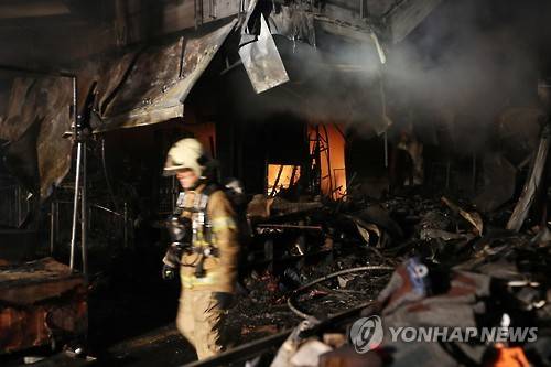 뼈대만 남은 건물 (대구=연합뉴스) 김준범 기자 = 30일 오전 2시 8분께 대구시 중구 서문시장에서 불이 나 소방당국이 진화하고 있다.