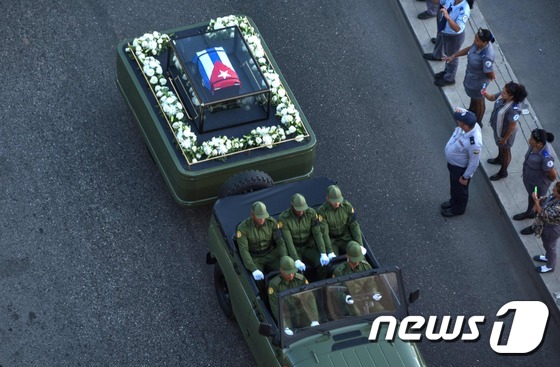 피델 카스트로 전 쿠바 국가평의회 의장의 유해가 담긴 상자를 트레일러 뒤에 단 군용 지프 차량이 쿠바 전역을 도는 나흘 간의 여행을 30일(현지시간) 시작했다 © AFP=뉴스1