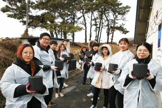 삼성디스플레이 임직원들이 지난달 30일 충남 천안시 성환읍에서 겨울나기를 위한 '행복연탄 나눔' 봉사활동을 한 뒤 기념촬영을 하고 있다.ⓒ삼성디스플레이