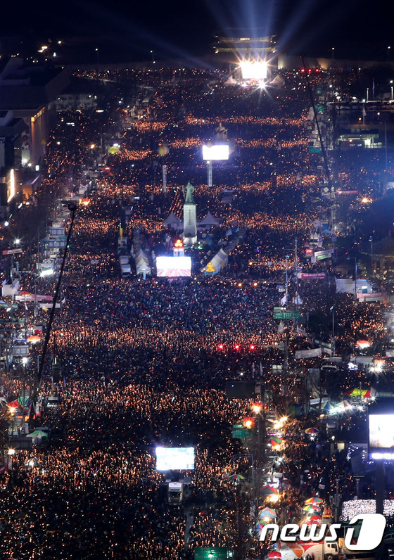 3일 오후 서울 광화문 광장 일대에서 열린 '박근혜 대통령의 하야'를 촉구 촛불집회 참석자들이 촛불을 들고 파도타기를 하고 있다. .2016.12.3/뉴스1 © News1 (사진공동취재단)