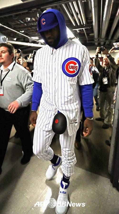 3일 시카고 유나이티드 센터에 컵스 유니폼을 입고 나타난 르브론 제임스. ⓒAFPBBNews = News1