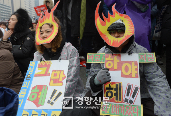 11월 26일 서울 도심에서 열린 박근혜 대통령 퇴진요구 집회에서 두 여성이 촛불 가면을 쓰고 퍼포먼스를 하고 있다. / 이석우 기자