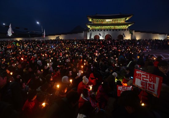 3일 서울 종로구 광화문 앞에서 6차 촛불집회에 참가한 시민들이 촛불을 밝히고 있다.  = 국민일보 윤성호 기자