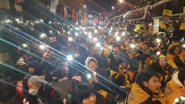 <사진설명>법원이 허용한 시한인 5시 30분 이후에도 청와대 100ｍ앞 효자치안센터에서도 촛불집회가 이어졌다. 이원율 기자/yul@heraldcorp.com