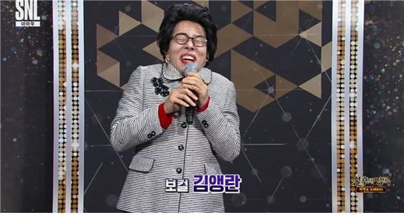 방송인 정이랑이 3일 방송된 tvN 예능프로그램 ‘SNL코리아8’ 에서 유방암 수술을 받은 배우 엄앵란 분장을 한 뒤 “잡을 가슴이 없다”고 개그를 하고 있다. tvN 방송 캡처