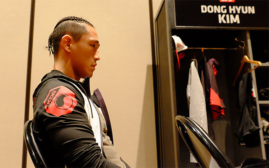 초대 TFC 라이트급 챔피언 김동현B가 UFC 리얼리티 프로그램 TUF 시즌 24 결선 대기실에서 결의를 다지고 있다. 사진=UFC SNS 공식계정
