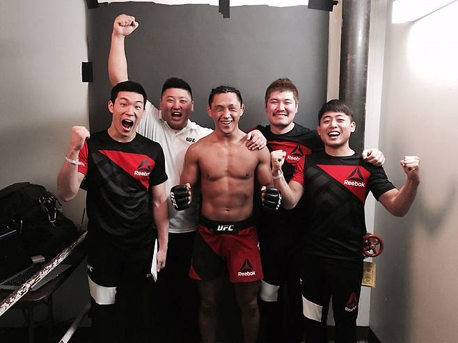 ▲ UFC 첫 승을 거둔 김동현(가운데)이 밝게 웃고 있다. ⓒ김동현 인스타그램
