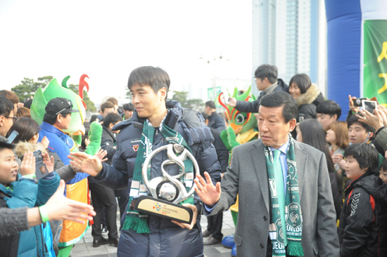 전북도민들의 축하를 받고 있는 전북현대 선수단들. 사진=전북현대