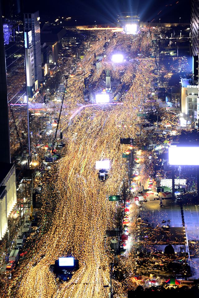 3일 오후 박근혜 대통령의 하야를 요구하는 제6차 민중총궐기 대회가 서울 광화문 일대에서 열린 가운데 시민들이 청와대로 행진하고 있다. [사진공동취재단]