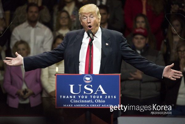 지지자들에게 감사의 뜻을 전하는 순회연설을 시작한 도널드 트럼프 미국 대통령 당선자가 지난 1일 오하이오주 신시내티에서 연설하고 있다. Getty Images이매진스