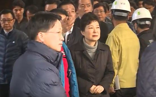 박근혜 대통령이 1일 대형 화재로 큰 피해를 입은 대구 서문시장을 방문해 김영오 서문시장 상인회장과 함께 피해현장을 둘러보고 있다.  뉴시스