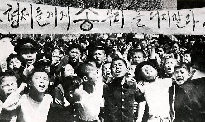 1960년 4월19일 경찰의 무차별 발포로 학생들이 곳곳에서 피를 흘리게 되자 서울 수송초 학생들이 총을 쏘지 말라고 외치며 데모에 가세했다. © 연합뉴스