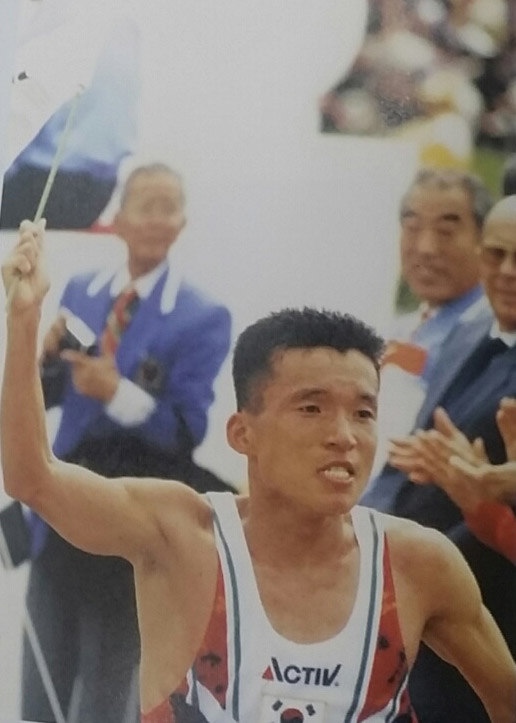 ▲ 1994년 히로시마 아시아경기대회에서 금메달 레이스를 펼친 황영조. ⓒ대한체육회