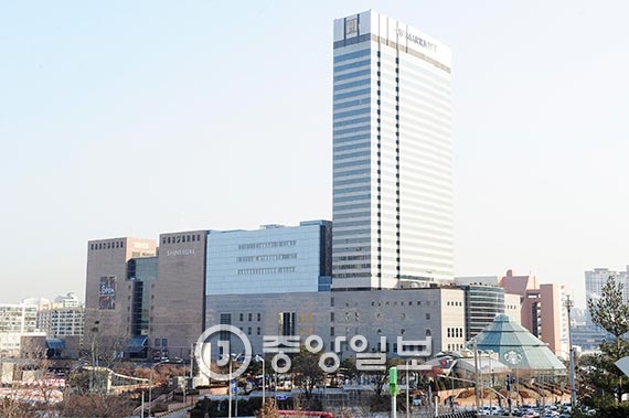 국내 백화점들의 규모 경쟁이 한창이다. 8월 확장 개장해 서울시내 최대 백화점이 된 신세계 강남점. [중앙포토]