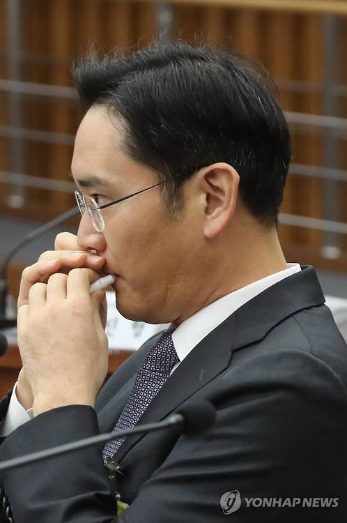 립밤 바르는 이재용 (서울=연합뉴스) 이정훈 기자 = 이재용 삼성전자 부회장이 지난 6일 오후 국회에서 열린 최순실 국정농단 의혹 진상규명을 위한 국정조사 특위 1차 청문회에서 증인으로 출석해 입술에 립밤을 바르고 있다. 2016.12.7 uwg806@yna.co.kr