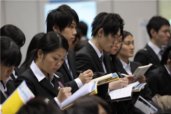 취업박람회에 몰려든 일본의 젊은이들(사진=블룸버그뉴스).