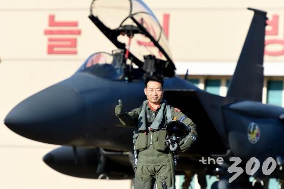 2016 탑건으로 선정된 공군 제11전투비행단 김학선 소령이 F-15K 전투기 앞에서 포즈를 취하고 있다./사진=공군 제공