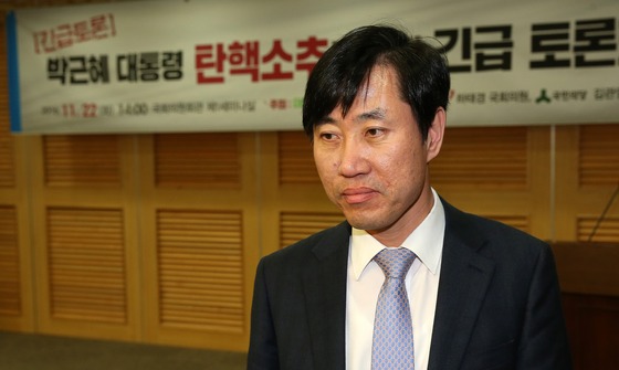 하태경 새누리당 의원이 22일 오후 서울 여의도 국회 의원회관에서 열린 박근혜 대통령 탄핵소추를 위한 긴급토론회에 참석하고 있다./사진=뉴스1