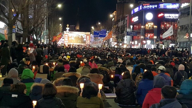 10일 저녁 광주 금남로에서 열린 7차 시국촛불대회에서 시민들은 박근혜 대통령의 즉각 퇴진을 촉구했다.