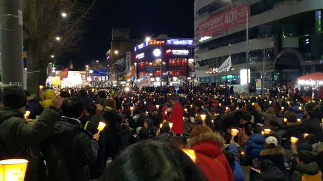 박근혜 대통령 탄핵 소추안 가결 이후 처음 열린 10일 광주 시국촛불대회에서 촛불을 든 시민들이 대통령 즉각 퇴진을 외치고 있다.