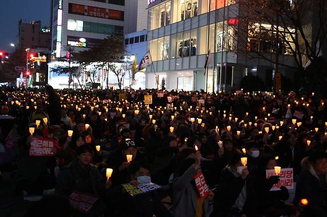 10일 저녁 대구 중구 국채보상로에서 열린 ‘박근혜 퇴진 6차 대구시국대회’에서 사람들이 촛불을 들고 “박근혜를 구속하라”라고 외치고 있다. 김일우 기자 cooly@hani.co.kr