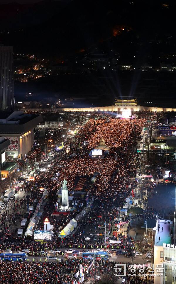 10일 저녁 서울광화문 광장에서 7차 촛불집회 가열리고있다.|사진공동취재단