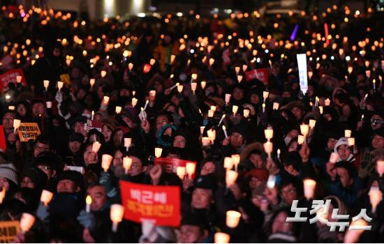 박근혜 대통령의 즉각 퇴진을 요구하는 7차 대규모 촛불 집회가 열린 10일 오후 광화문 광장 에서 시민들이 촛불을 들고 박근혜 정권을 규탄하고 있다. (사진=이한형 기자)