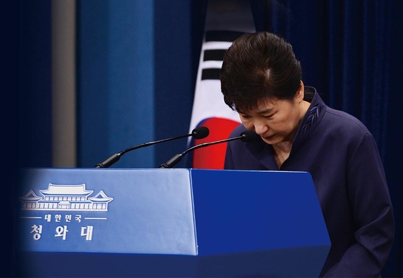 지난 10월 25일 박근혜 대통령은 최순실 게이트와 관련해 대국민 사과 기자회견을 열었지만, 1분 40초의 짧은 분량인데다가 사전 녹화 형태로 진행해 오히려 더 큰 공분을 샀다./사진=뉴시스