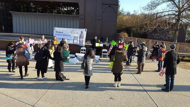 ‘평화의 소녀상 환영식'을 마친 뒤 일부 참석자들이 10일(현지시각) ‘박근혜 대통령' 즉각 퇴진 등을 요구하며 집회를 열고 있다.