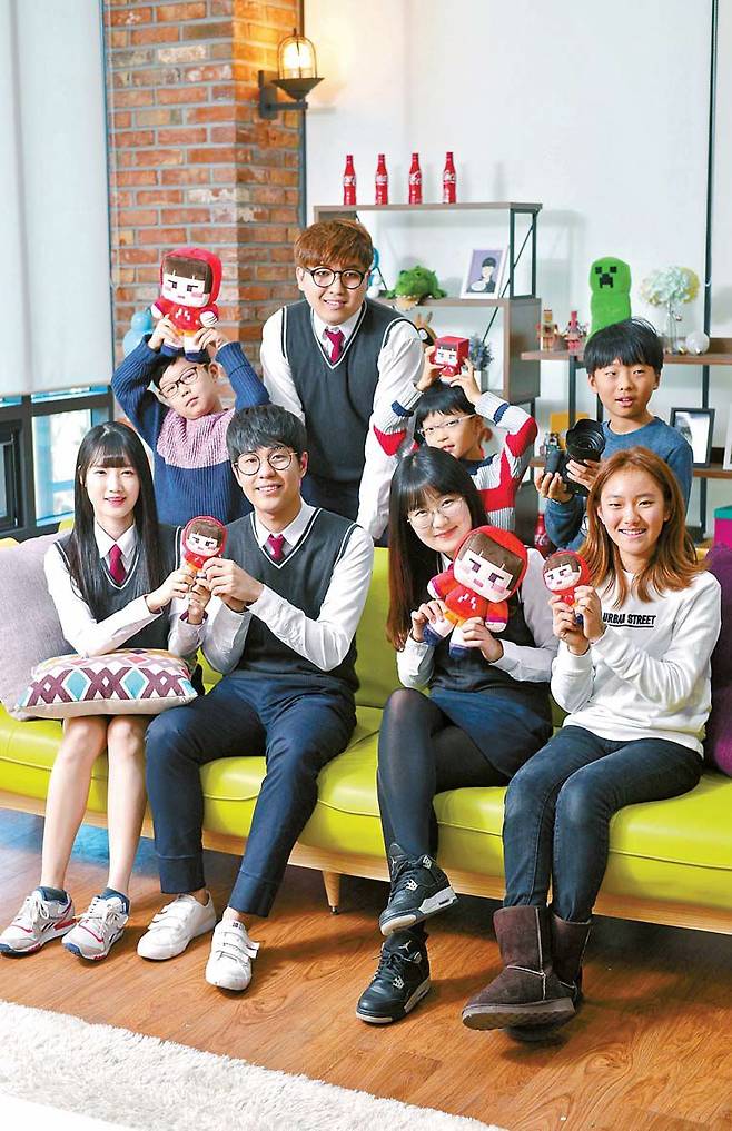 촬영을 마친 학생기자와 양띵 팀. 앞줄 왼쪽부터 반시계 방향으로 서넹·삼식·양띵·전소은·권혁진 학생기자·양승헌 독자·루태·양기헌 학생기자.