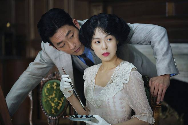 영화 《아가씨》의 하정우(왼쪽)와 김민희 © CJ 엔터테인먼트