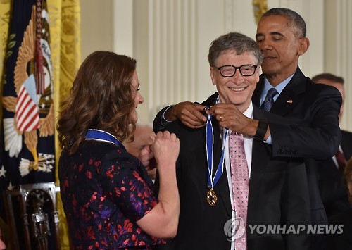 빌 게이츠가 지난달 오바마 대통령으로부터 자유의 메달을 받고 있다. [AFP=연합뉴스 자료사진]
