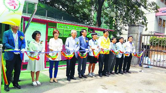 한강미디어고 교직원과 학생들이 지난 6월 녹생생활실천학습장 설치를 기념하며 리본을 자르는 모습. 학교환경지원센터 제공