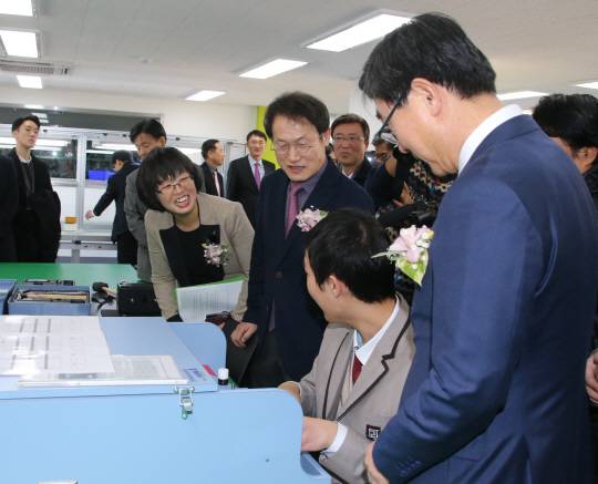 조희연(오른쪽) 서울시교육감과 이기권 고용노동부 장관이 15일 서울발달장애인훈련센터를 찾아 한 학생과 대화를 나누고 있다. /사진제공=서울시교육청