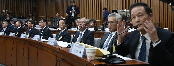 `박근혜 정부의 최순실 등 민간인에 의한 국정조사특별위원회'가 14일 오전 국회에서 연 청문회에서 김장수 당시 국가안보실장이 의원들의 질의에 답하며 머리손질하는 모양을 손짓으로 하고 있다. 이정우 선임기자 woo@hani.co.kr
