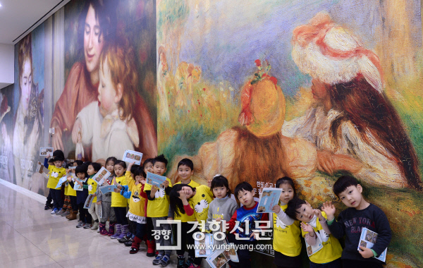 르누아르전이 열린 16일 서울 시립미술관에서 성동구 성삼보듬이나눔이 어린이집 어린이들 관람을 하고 있다./ 박민규 선임기자