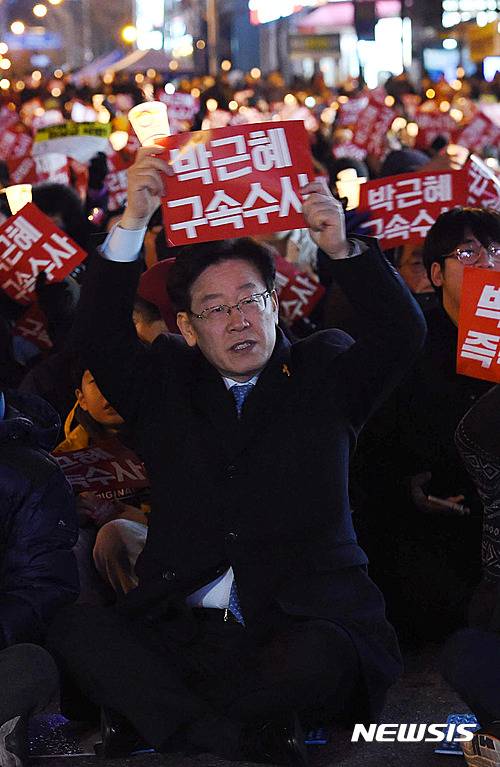 【대전=뉴시스】함형서 기자= 17일 오후 대전 서구 둔산동 갤러리아 타임월드 앞에서 열린 "박근혜 대통령 퇴진 5차 시국대회에서 이재명 성남시장이 피켓을 들고 있다 2016.12.17. foodwork23@newsis.com
